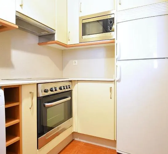 Galihost - Con Piscina En El Centro De Appartement